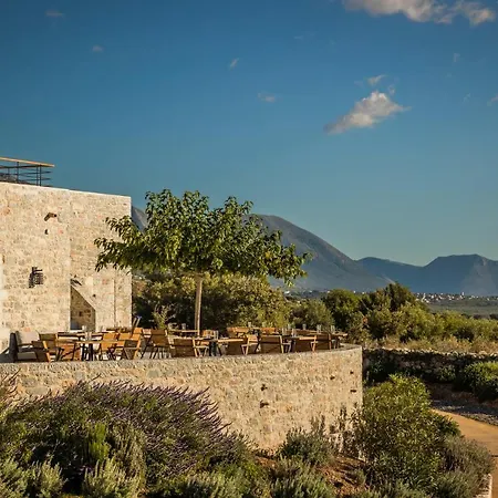 Aria Estate & מלון