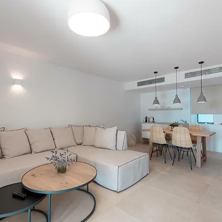 Aria Estate & מלון 4*